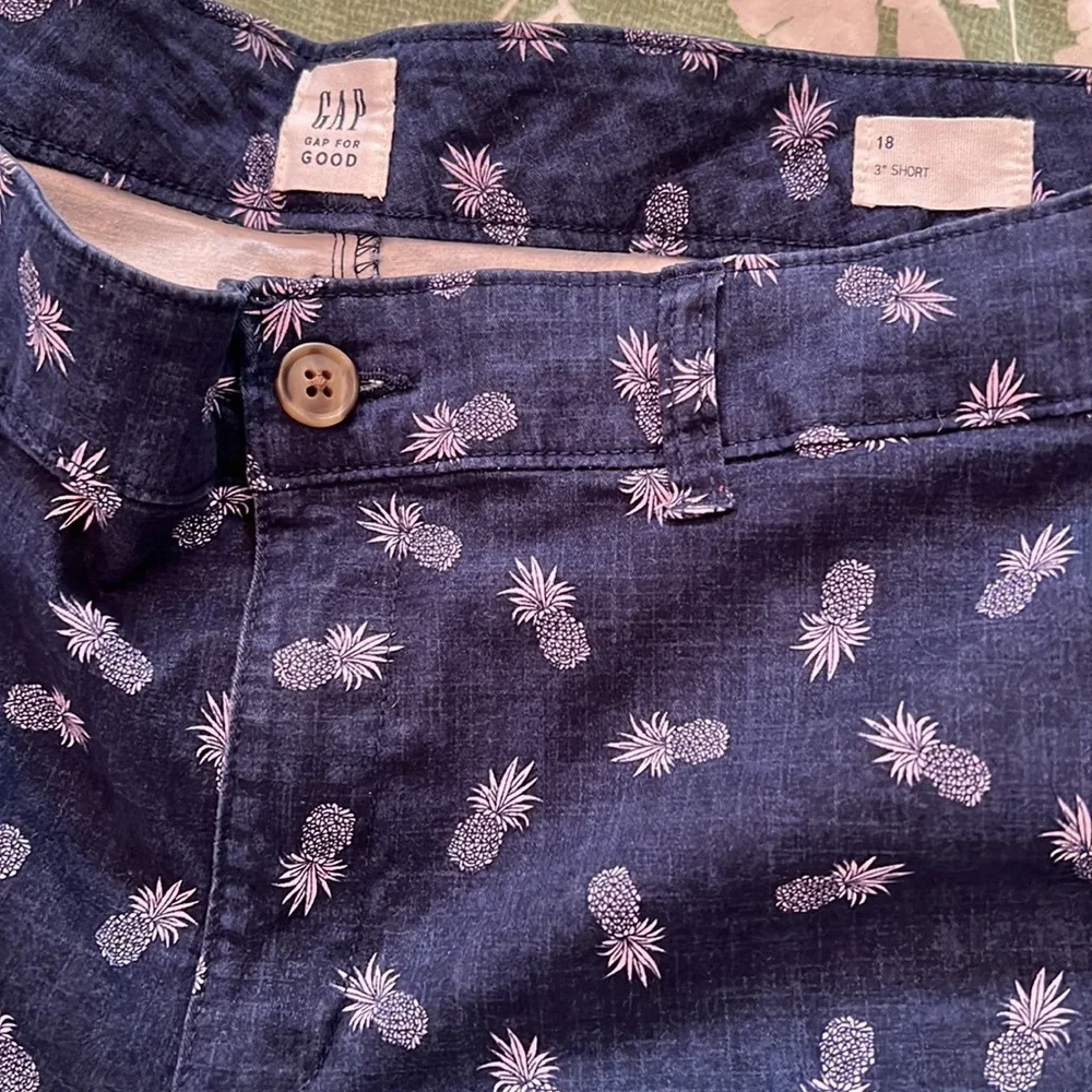 New Gap, pineapple, shorts. size 18